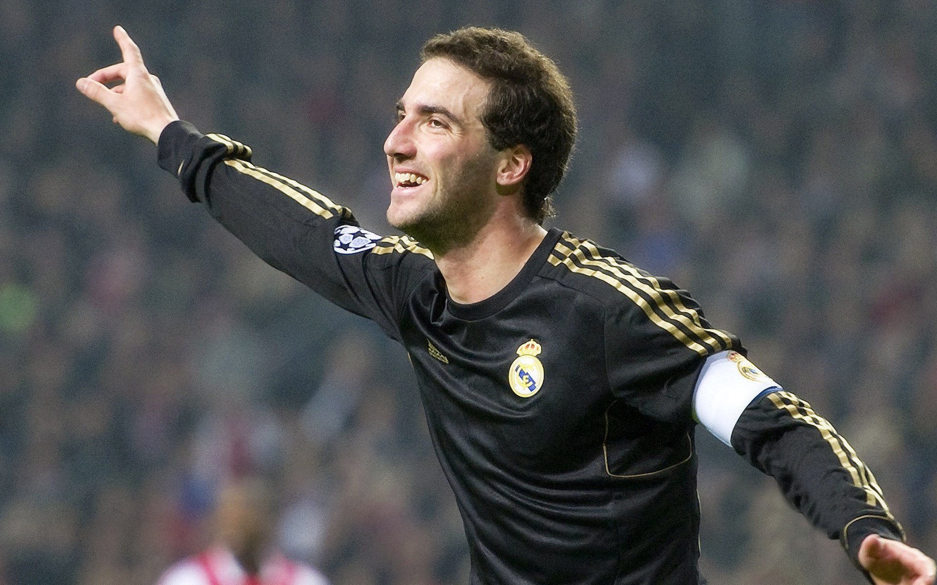 ac米兰中文官网-热刺后防线站位改进明显提升稳定性，热刺防守